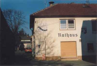 Das Rathaus mit Fleischerlädchen